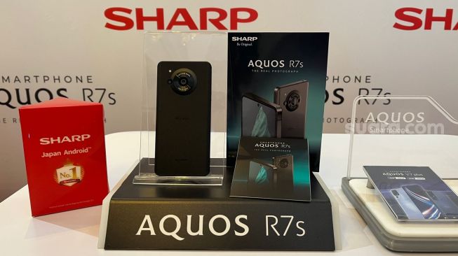 Spesifikasi dan harga Sharp Aquos R7s yang resmi meluncur ke Indonesia pada Rabu (26/7/2023). [Suara.com/Dicky Prastya]