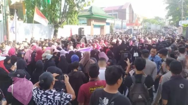 Ratusan Warga Tegal Binangun Bawa Keranda Mayat ke Kantor Herman Deru, Tuntut Hal Ini