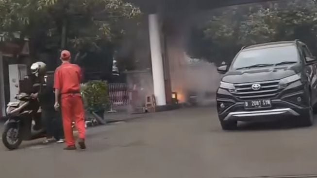 SPBU di Pesanggrahan Jaksel Terbakar, Kobaran Api Meletup-letup di Pompa Bensin