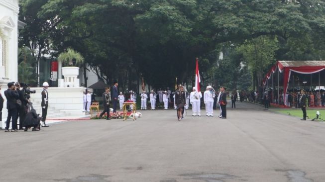 Jokowi Lantik 833 Perwira Remaja TNI-Polri di Istana Merdeka