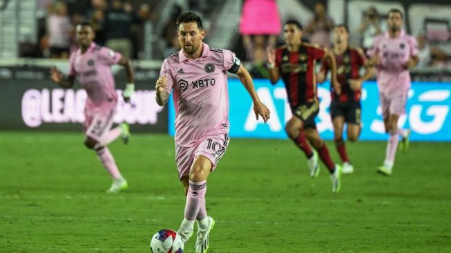 Penyerang Inter Miami asal Argentina Lionel Messi mengontrol bola selama pertandingan sepak bola Piala Liga antara Inter Miami vs Atlanta United FC di Stadion DRV PNK di Fort Lauderdale, Florida, pada 25 Juli 2023.GIORGIO VIERA / AFP.