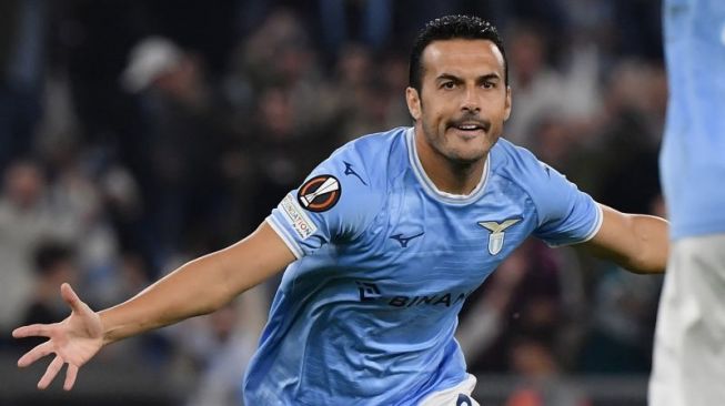 Penyerang Lazio Pedro melakukan selebrasi setelah mencetak gol dalam pertandingan Grup F Liga Europa melawan Midtjylland di Olympic stadium pada 27 Oktober 2022. Pedro perpanjang kontrak di Lazio hingga tahun depan. ANTARA/AFP/FILIPPO MONTEFORTE