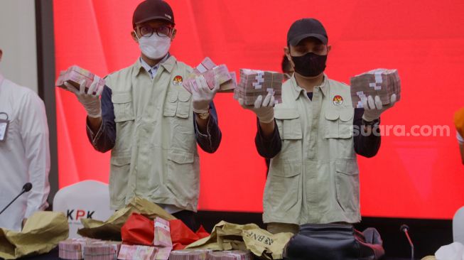 Penyidik menunjukkan barang bukti berupa uang tunai saat konferensi pers di Gedung Merah Putih KPK, Jakarta, Rabu (26/7/2023). [Suara.com/Alfian Winanto]