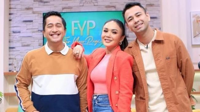 Baju Yuni Shara Melorot saat Dipeluk Raffi Ahmad di TV, Sikap Irfan Hakim Tuai Atensi