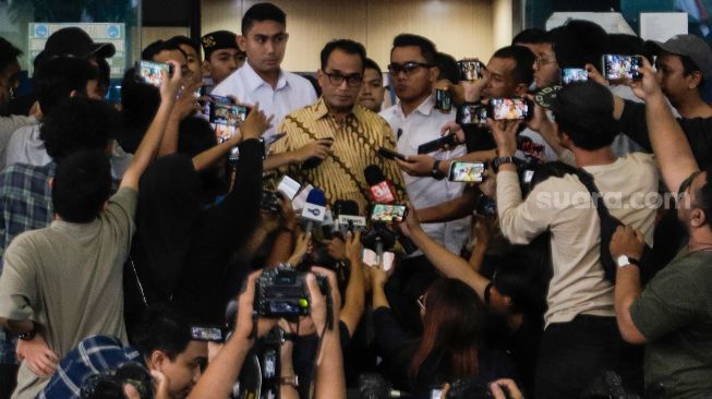 Menteri Perhubungan (Menhub) Budi Karya Sumadi (tengah) memberi keterangan pers usai menjalani pemeriksaan di Gedung ACLC KPK, Jakarta, Rabu (26/7/2023). [Suara.com/Alfian Winanto]