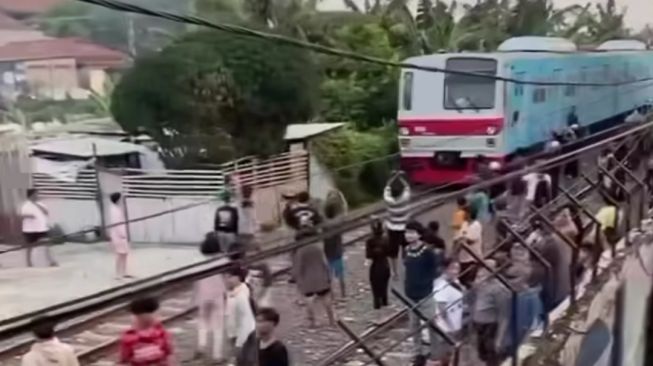 Dua Kelompok Remaja Tawuran di Perlintasan Rel Kereta Tanjung Priok, KRL Sampai Berhenti