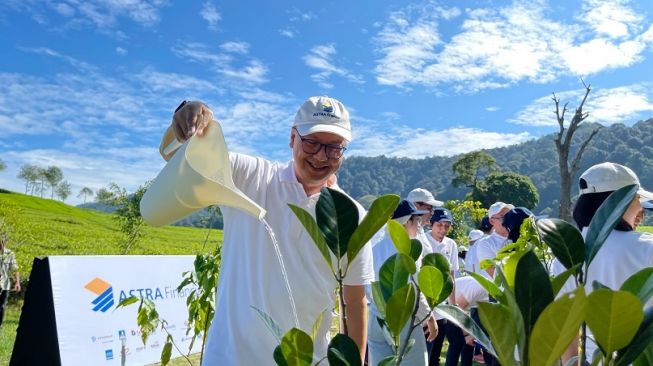 Leo Koesmanto, Presiden Direktur Bank Jasa Jakarta turut berpartisipasi secara langsung dalam simbolis penanaman pohon yang dilakukan di Hulu Sungai Ciliwung [Bank Jasa Jakarta].