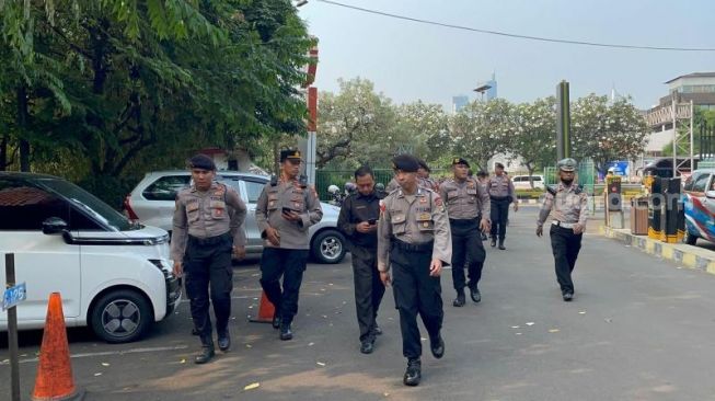 Sejumlah polisi mendatangi acara diskusi GMPG di Senayan yang dibubarkan paksa massa. (Suara.com/Bagaskara)