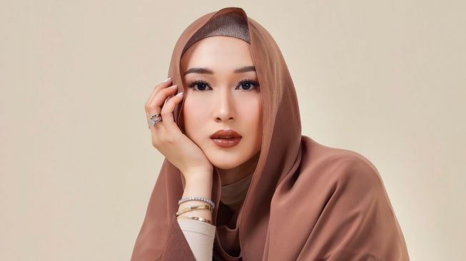 Hijrah dan Kini Berhijab, Shella O Tetap Mantap Jadi Penyanyi