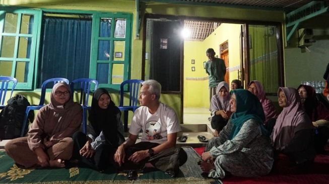 Potret Ganjar Pranowo Nginap di Rumah Petani, Serap Aspirasi hingga Dikerumuni Emak-emak