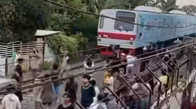 KRL di Tanjung Priok Terhenti Gegara Tawuran Remaja, Polisi Tembak Gas Air Mata Bubarkan Massa