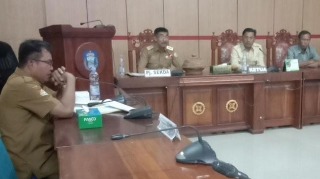 Pemda Wakatobi Abaikan Persetujuan Aspal Jalan dari DPRD