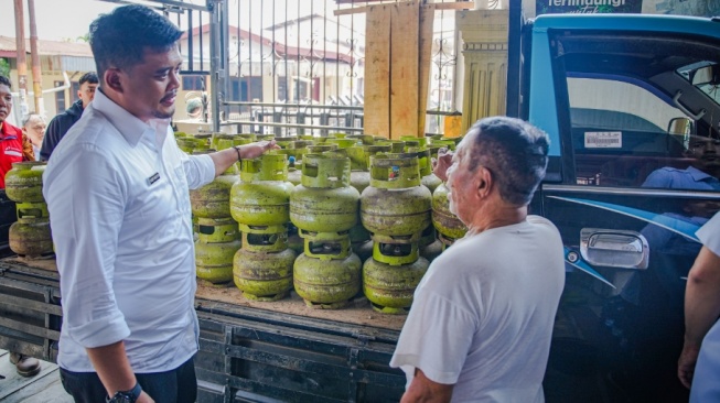 Dikeluhkan Langka Oleh Warga, Bobby Nasution Lakukan Sidak ke Pangkalan Gas