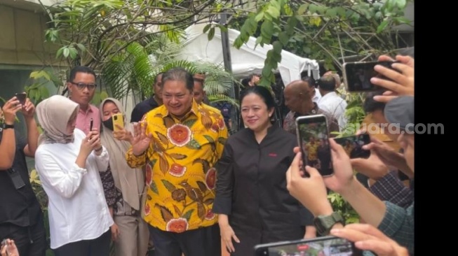 Ketua Umum Partai Golkar Airlangga Hartarto dan Ketua DPP PDIP Puan Maharani menggelar pertemuan di kediaman Airlangga di Jalan Tirtayasa Raya, Kebayoran Baru, Jakarta Selatan, Kamis (27/7/2023). (Suara.com/Novian)