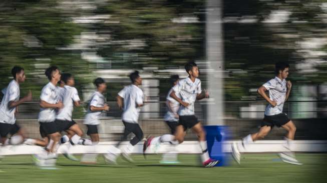 Pesepak bola Timnas Indonesia U-17 mengikuti sesi latihan di Lapangan ABC, Senayan, Jakarta, Kamis (20/7/2023). Latihan tersebut guna persiapan menghadapi Piala Dunia U-17 yang akan digelar 10 November hingga 2 Desember 2023 di Indonesia. ANTARA FOTO/Aprillio Akbar/nym.