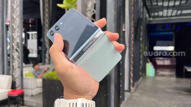 Spesifikasi dan juga nilai tukar Samsung Galaxy Z Flip 5 yang mana resmi dikenalkan ke Indonesia pada Kamis (27/7/2023). [Suara.com/Dicky Prastya]