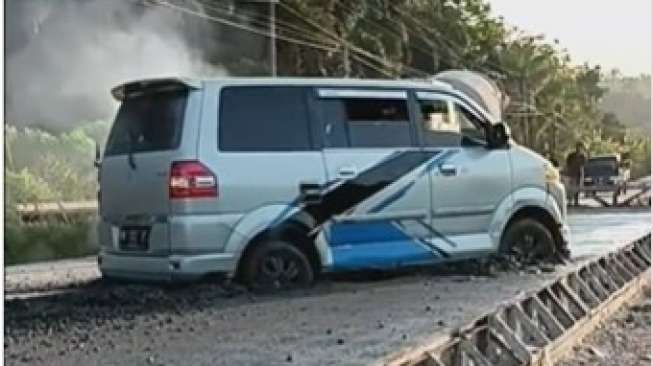 Viral Minibus Terjebak di Jalan Cor-coran yang Masih Basah, Warganet: Biar Jadi Monumen