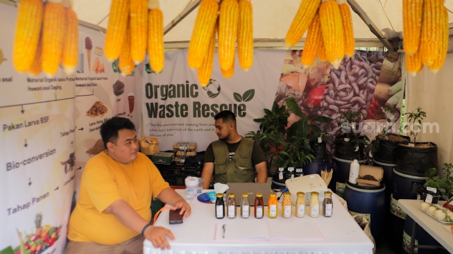 Peserta menunjukkan larva ulat untuk daur ulang dalam Festival Ekonomi Sirkular 2023 di Taman Menteng, Jakarta Pusat, Kamis (27/7/2023). [Suara.com/Alfian Winanto]