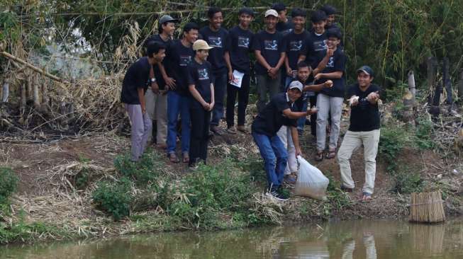 Jaga Kelestarian Lingkungan, GMP Tebar Bibit Ikan di Kabupaten Bandung