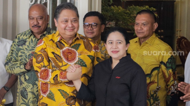 Ketua Umum Partai Golkar Airlangga Hartarto berjabat tangan dengan Ketua DPP PDIP Puan Maharani saat menggelar pertemua di Kediaman Airlangga di Kebayoran Baru, Jakarta, Kamis (27/7/2023). [Suara.com/Alfian Winanto]