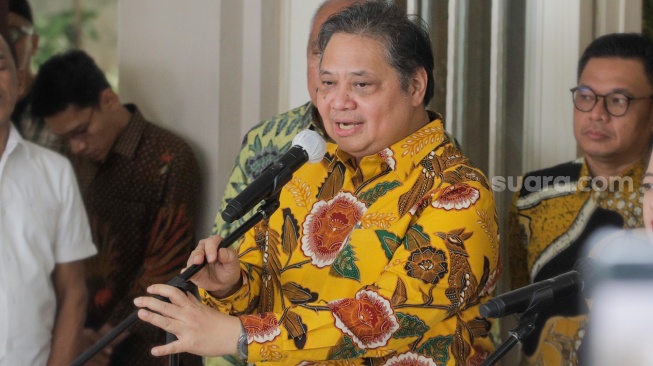 Ketua Umum Partai Golkar Airlangga Hartarto memberikan konferensi pers usai menggelar pertemuan dengan Ketua DPP PDIP Puan Maharani di Kediaman Airlangga di Kebayoran Baru, Jakarta, Kamis (27/7/2023). [Suara.com/Alfian Winanto]