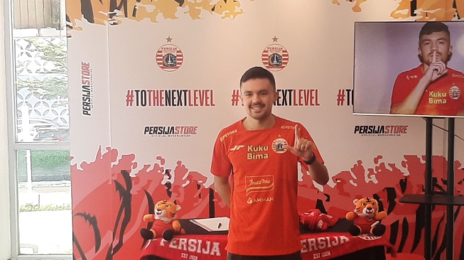 Pemain baru Persija Jakarta Oliver Bias saat dikenalkan ke publik (Suara.com/Adie Prasetyo Nugraha).