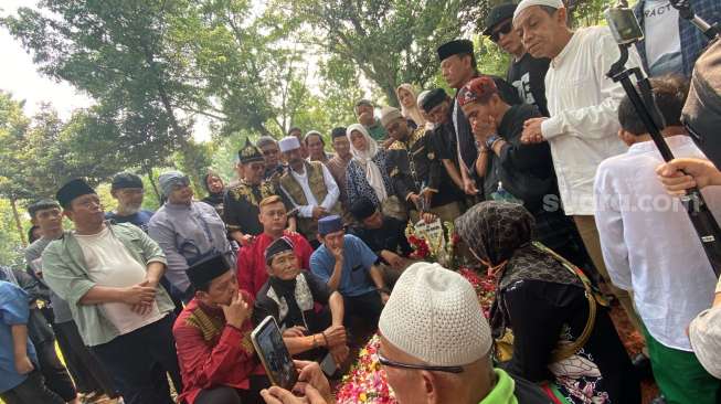 Makam Taufik Lala dikelilingi para sahabat, di TPU Munjul, Cipayung, Jakarta Timur, Kamis (27/7/2023). [Suara.com/Tiara Rosana