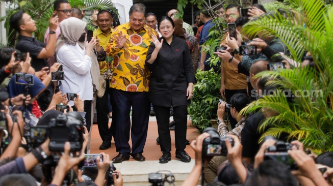 Ketua Umum Partai Golkar Airlangga Hartarto bersama Ketua DPP PDIP Puan Maharani usai menggelar pertemuan di Kediaman Airlangga di Kebayoran Baru, Jakarta, Kamis (27/7/2023). [Suara.com/Alfian Winanto]