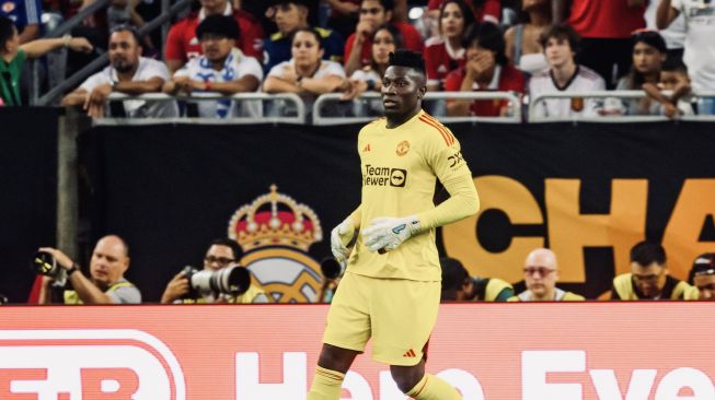 Kiper Manchester United, Andre Onana menjalani debut untuk tim barunya itu dalam laga pramusim kontra Real Madrid di NRG Stadium, Houston, Amerika Serikat, Kamis (27/7/2023). [Twitter/@ManUtd]