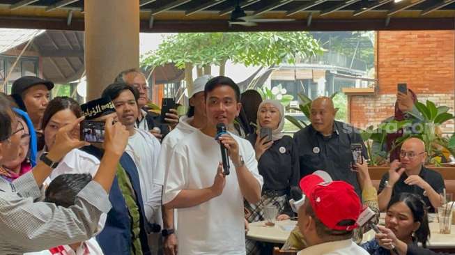 Wali Kota Surakarta Gibran Rakabuming Raka saat menemui sejumlah organ Relawan Jokowi di Rumah Makan Talaga Sampireun, Kwitang, Jakarta Pusat, Kamis (27/7/2023). (Suara.com/Bagaskara)