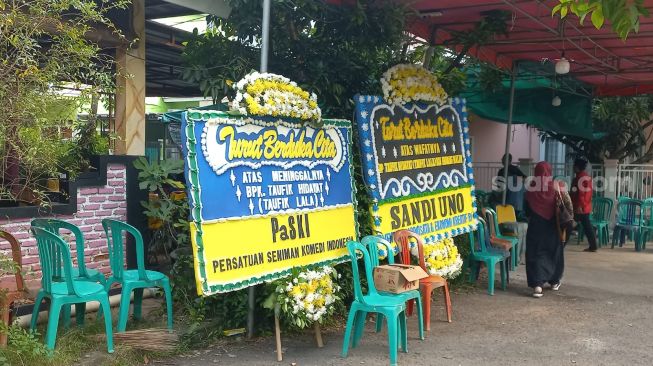 Suasana Rumah Duka Taufik Lala (Taufik Hidayat) di Kavling Nabila, Cibubur II, Ciracas, Jakarta Timur, Kamis (27/7/2023). [Suara.com/Tiara Rosana]