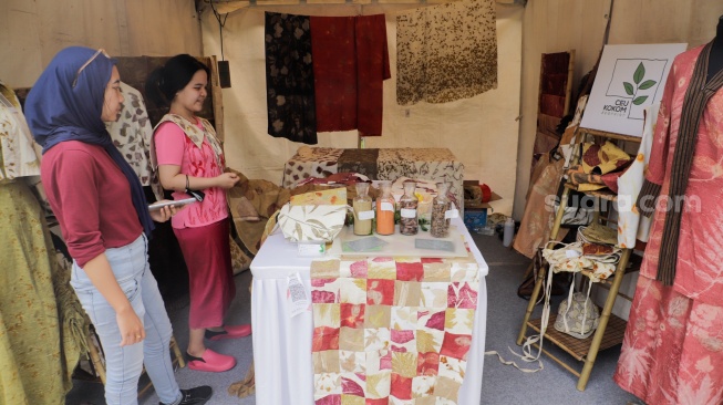 Sejumlah pengunjung melihat produk daur ulang dalam Festival Ekonomi Sirkular 2023 di Taman Menteng, Jakarta Pusat, Kamis (27/7/2023). [Suara.com/Alfian Winanto]