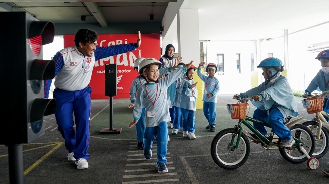 Keceriaan anak-anak usia 4 - 9 tahun dalam belajar keselamatan berlalu lintas seperti rambu-rambu lalu lintas  di area Safety Riding Kids [Yayasan AHM].