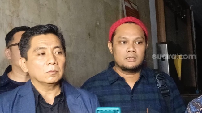 Virgoun usai menjalani pemeriksaan terkait kasus perzinahan di Polda Metro Jaya, Kamis (27/7/2023). [Pahami.id/Rena Pangesti]