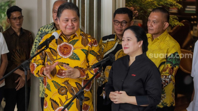 Ketua Umum Partai Golkar Airlangga Hartarto dan Ketua DPP PDIP Puan Maharani memberikan konferensi pers usai menggelar pertemuan di Kediaman Airlangga di Kebayoran Baru, Jakarta, Kamis (27/7/2023). [Suara.com/Alfian Winanto]