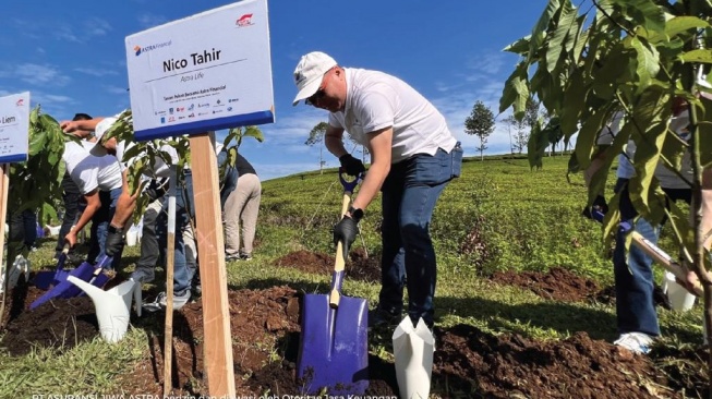 Ikut dalam Kontribusi Sinergis, Astra Life Tanam Pohon di Hulu Sungai Ciliwung