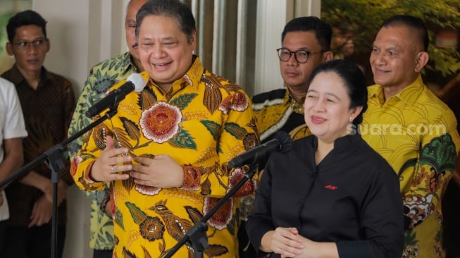 Ketua Umum Partai Golkar Airlangga Hartarto dan Ketua DPP PDIP Puan Maharani memberikan konferensi pers usai menggelar pertemuan di Kediaman Airlangga di Kebayoran Baru, Jakarta, Kamis (27/7/2023). [Suara.com/Alfian Winanto]