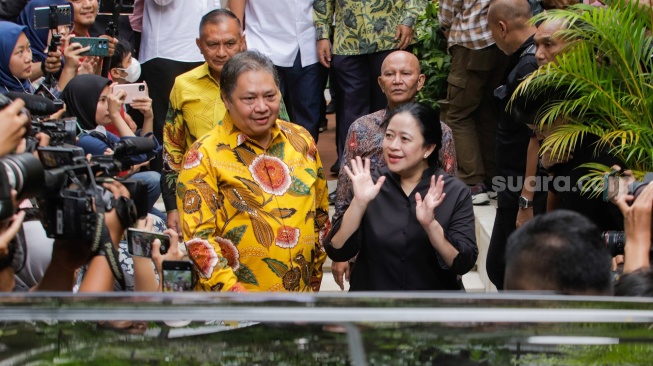 Ketua Umum Partai Golkar Airlangga Hartarto bersama Ketua DPP PDIP Puan Maharani usai menggelar pertemuan di Kediaman Airlangga di Kebayoran Baru, Jakarta, Kamis (27/7/2023). [Suara.com/Alfian Winanto]