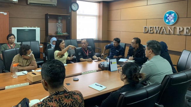 Dua jurnalis, korban kekerasan di diskusi AMPG saat hadir di Kantor Dewan Pers, Jakarta Pusat, Kamis. (ist)