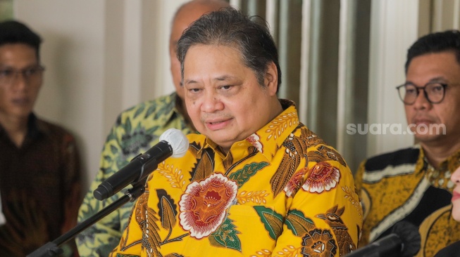 Ketua Umum Partai Golkar Airlangga Hartarto memberikan konferensi pers usai menggelar pertemuan dengan Ketua DPP PDIP Puan Maharani di Kediaman Airlangga di Kebayoran Baru, Jakarta, Kamis (27/7/2023). [Suara.com/Alfian Winanto]