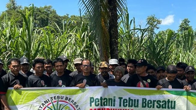 Petani Tebu di Bone Beri Santunan ke Penyandang Disabilitas hingga Anak Yatim