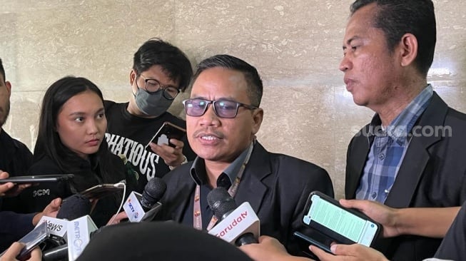 Pengacara Panji Gumilang, M Ali Syaifudin saat ditemui wartawan di Bareskrim Polri. (Suara.com/M Yasir)