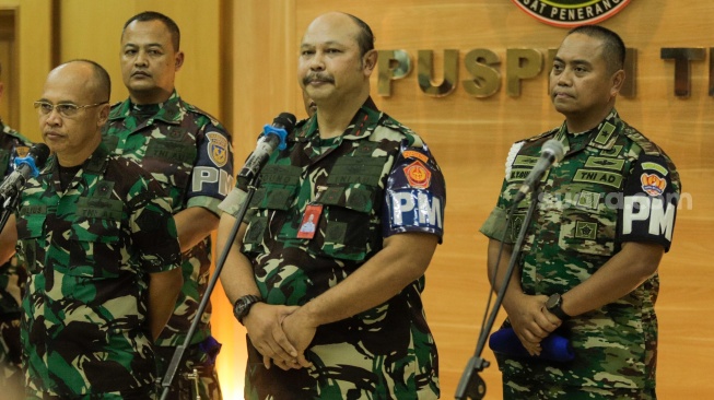 Daspuspom TNI Marsekal Muda Agung Handoko saat memberikan keterangan pers di Puspen Mabes TNI, Cilangkap, Jakarta Timur, Jumat (28/7/2023). [Suara.com/Alfiam Winanto]