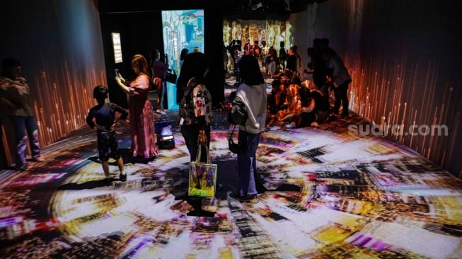 Pengunjung melihat pameran seni 'Immersive Hong Kong' di Gandaria City Mall, Jakarta, Jumat (28/7/2023). [Suara.com/Alfian Winanto]