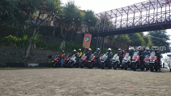 Regrouping konvoi dari Cipanas menuju Curug Panjang dalam Green Touring - Road to WAG 51 [Suara.com/CNR ukirsari].