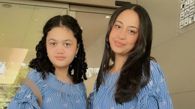 6 Foto Amora Lemos Bersama Kakak Sambungnya, Beda Ibu tapi Tetap Kompak