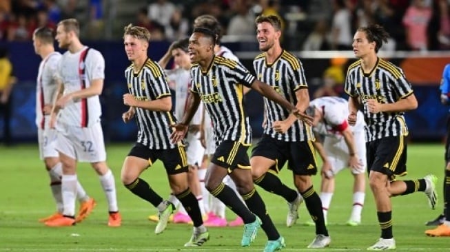 Para pemain Juventus merayakan kemenangan gol penalti Matias Soule pada akhir adu penalti selama pertandingan sepak bola persahabatan pramusim antara Juventus FC dan AC Milan di Dignity Health Sports Park di Carson, California, pada 27 Juli 2023. Frederic J. BROWN / AFP