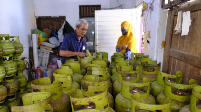 Petugas saat menata tabung gas LPG 3 Kg di salah satu agen di Jawa Tengah. [Dok Pertamina]