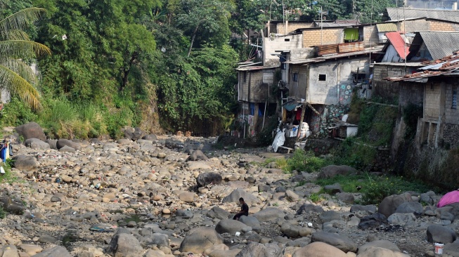 Air sungai Ciliwung menyusut di Kelurahan Babakan Pasar, Kota Bogor, Jawa Barat, Jumat (28/7/2023). [ANTARA FOTO/Arif Firmansyah].