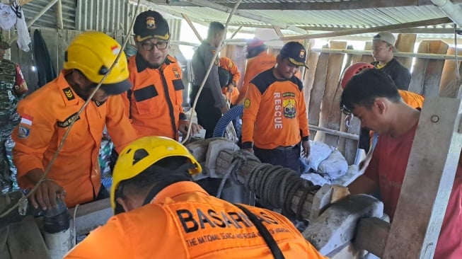 Basarnas masih terus berupaya melakukan evakuasi delapan penambang emas yang terjebang. (Dok. Basarnas).